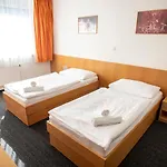 Hotel Lednacek فندق اوسترافا