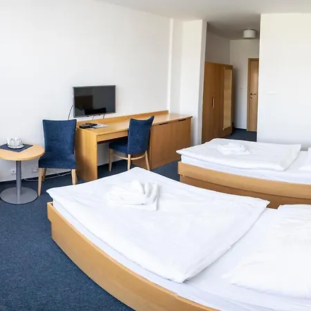 Hotel Lednacek 3* اوسترافا